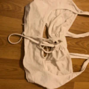 Topp - En topp från Shein, den som har långa axlar kan använda den garanterat. Den är jättefin och har en urringning, perfekt till sena sommarkvällar.