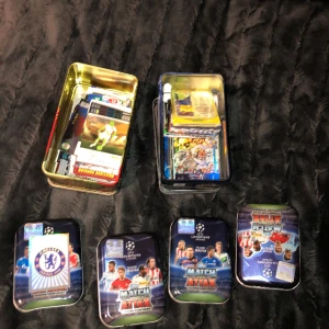 Fotbolls kort - Hej säljer flera fotbolls kort, har även flera präglar och många limited edition, hör av er vid intresse.