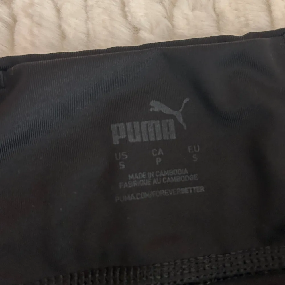 Träningsbyxor från puma. Använd några gånger. . Jeans & Byxor.