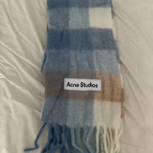 Acne Halsduk - Oanvänd halsduk från acne Oskönt material för mig