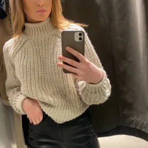 Beige stickad tröja - Stickad tröja från H&M, köptes förra året, använd fåtal gånger, så mycket fint skick. Inga skavanker mm. Storlek 34  