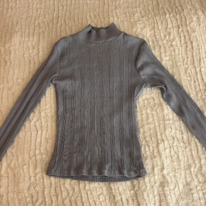 Gina tricot tröja  - En långärmad från Gina tricot. Slitar på ärmarna. Sitter fint på. Använd 1 gång. Lite högre i halsen. Den är i bra skick.