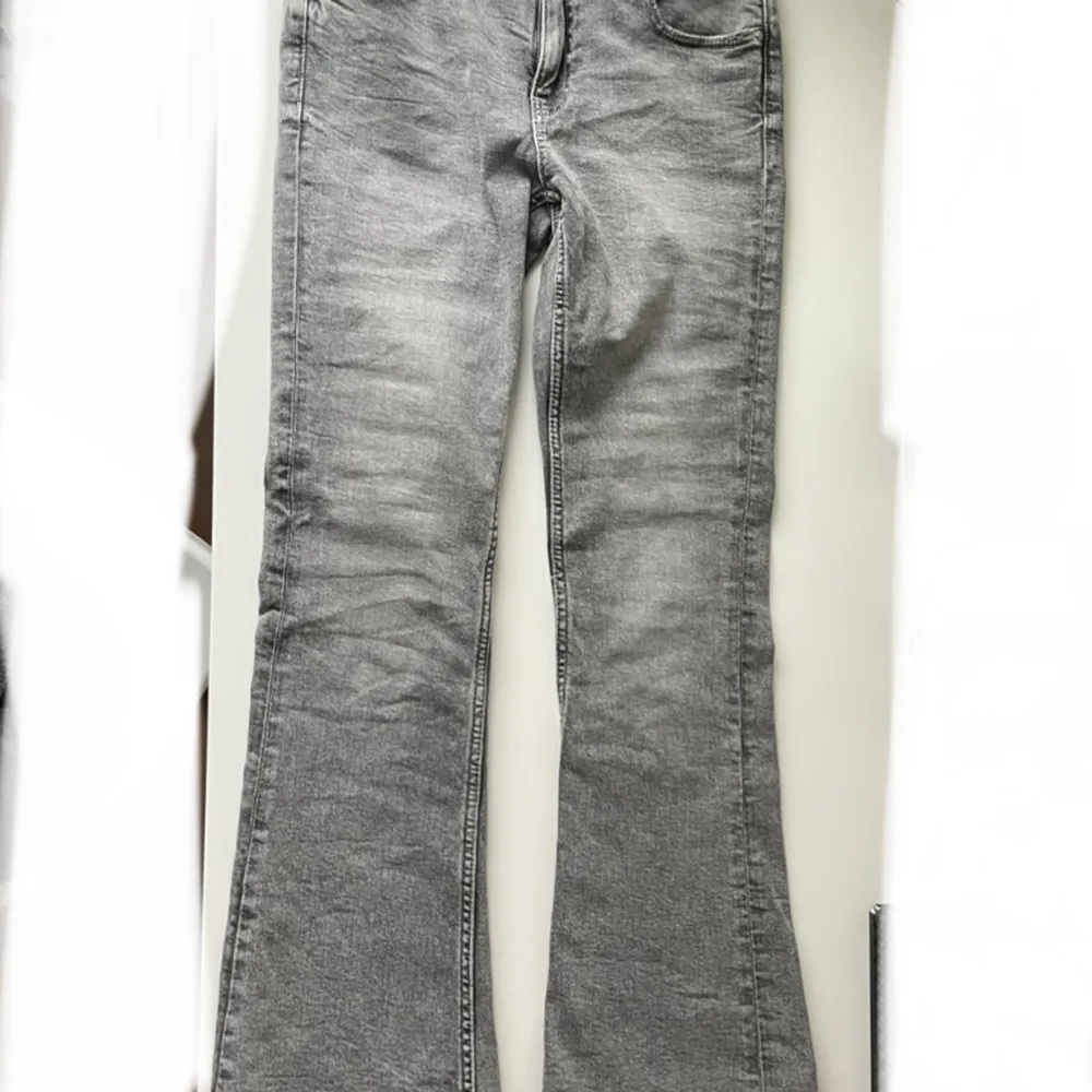 Säljer mina lågmidjade bootcut jeans från Gina Tricot Young, de är ljusgråa och använda fåtal gånger, strl 152. Kan skicka fler bilder om man vill🤍. Jeans & Byxor.