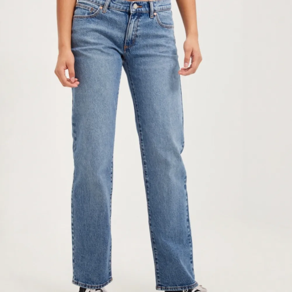 Säljer dessa lågmidjade abrand jeans i storlek 25, då dom är för små för mig. Nypris är 1000 kr. Där är i nyskick😊. Jeans & Byxor.