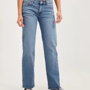 Säljer dessa lågmidjade abrand jeans i storlek 25, då dom är för små för mig. Nypris är 1000 kr. Där är i nyskick😊