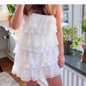 Vit volang klänning  - Perfekt inför studenten❤️storlek M, nyskick 