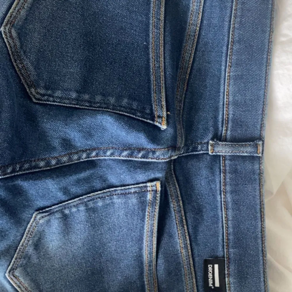 Super snygga lågmidjade bootcut jeans. Dom sitter super bra på mig som är storlek 34-36 men eftersom materialet är stretchigt funkar det säkert om du är en strl större.Priset är ej skrivet i Sten.Skriv om du har flera frågor 💗. Jeans & Byxor.