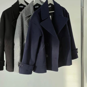 DesignBySi kappa - Säljer denna jättefina design by si jackan då den tyvärr inte kommer till användning. Den är i jättebra skick och passar perfekt nu till våren!!💐💐 Storlek XS/S och är en aning för liten på mig som är 176 och vanligtvis när M🥰🥰🥰 nypris 757kr