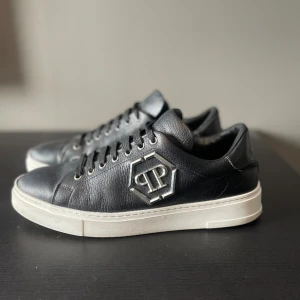 Philipp Plein - Säljer nu mina Philipp Plein skor! Pågrund av använder dom knappt och har tröttnat lite på dom.  Äkta såklart! (Bara skriva om du har någon fundering)  