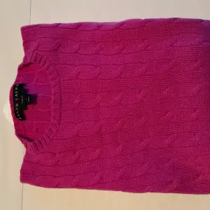 Cashmeretröja Ralph Lauren i färgen cerise. Modellen är slim fit i stl L. Nytvättad, fräsch och helt noppfri 