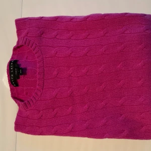 Tröja Ralph Lauren - Cashmeretröja Ralph Lauren i färgen cerise. Modellen är slim fit i stl L. Nytvättad, fräsch och helt noppfri 