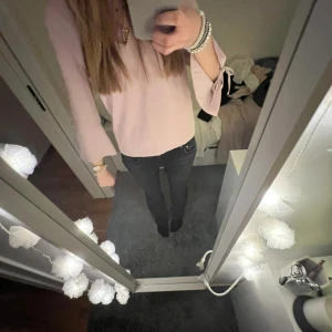 Rosa blus  - Jättefin rosa blus med rosetter, aldrig använd, jättefin passform