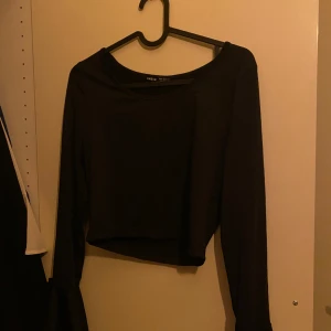 Basic topp - Basic svart topp. Inte använd 
