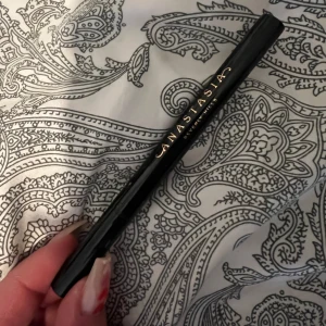 Anastasia brow pen - Endast testad men var fel färg. Anastasia brow pen i färgen Taupe. Är en ljusbrun färg. Nypris: 255kr, mitt pris: 180kr