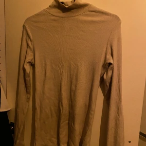 Bomullströja  - Basic bomullströja köpt i H&M för 350 använder inte längre.