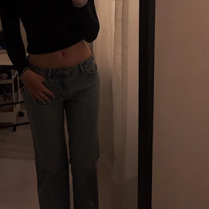 Jeans  - Lågmidjade jeans från Gina tricot i strl 34, använda en gång så väldigt väldigt fint skick Köpta för 500 säljer för 475kr+frakt 