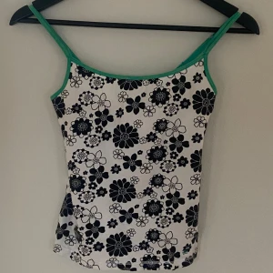 blommigt linne 🌸 - gulligt, sportigt linne med svarta blommor 🫶🏻Storlek:S