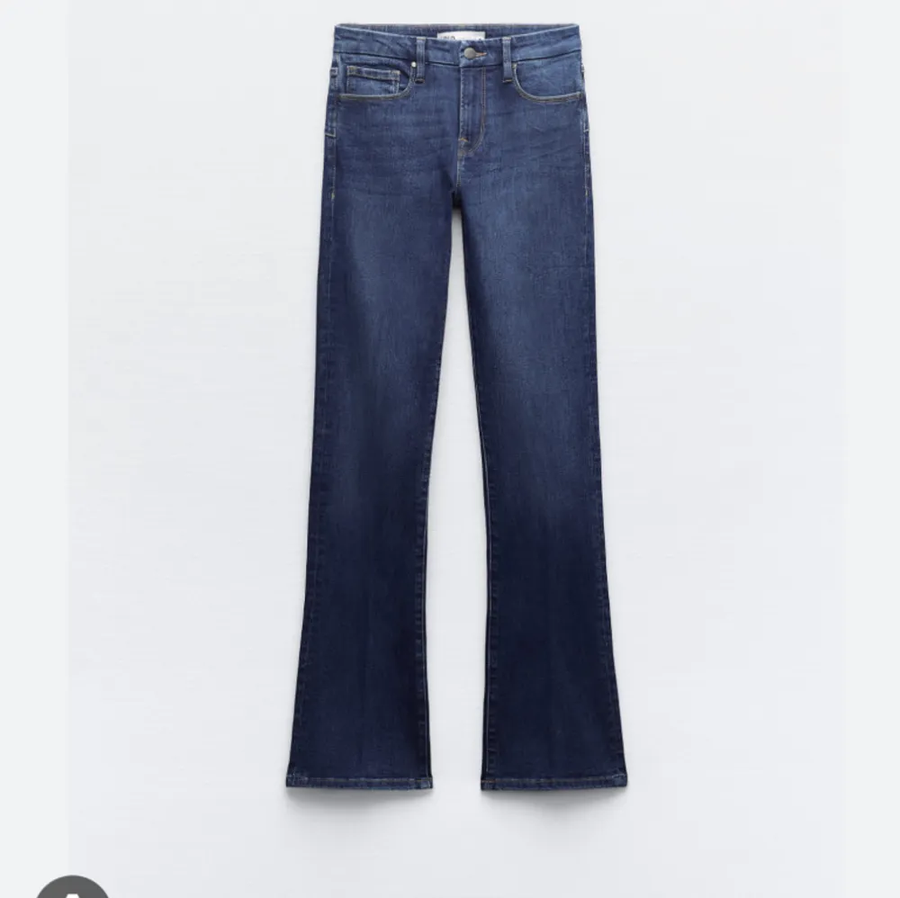 Supersnygga märkblå lågmidjade bootcut jeans från Zara! Dom är i jättefint skick och knappt använda,och sitter bra på mig som är 170! Storlek 38/M men passar S också då dom är stretchiga!. Jeans & Byxor.