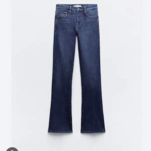 Supersnygga märkblå lågmidjade bootcut jeans från Zara! Dom är i jättefint skick och knappt använda,och sitter bra på mig som är 170! Storlek 38/M men passar S också då dom är stretchiga!