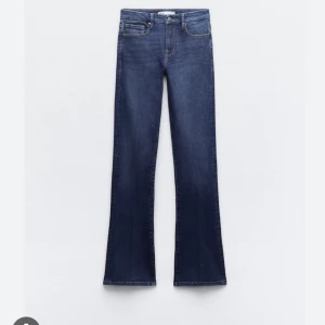 Zara low waist bootcut jeans - Supersnygga märkblå lågmidjade bootcut jeans från Zara! Dom är i jättefint skick och knappt använda,och sitter bra på mig som är 170! Storlek 38/M men passar S också då dom är stretchiga!