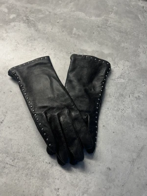 Skinnhandskar  - Snygga svarta skinnhandskar i storlek 7. Aldrig använda. 