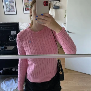 Rosa Ralph Lauren tröja - Stickad äkta Ralph Lauren tröja i fin rosa färg💗 Den har inga defekter och är som ny! Säljer då den inte kommer till användning. Pris kan diskuteras (lånade bilder) Skriv vid fler bilder eller frågor🎀