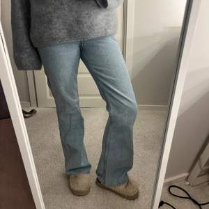 Midwaist ljusblå bootcut jeans ifrån Weekday, i bra skick! Jag är 168 och midjemåttet är och innerbenslängden är 💗