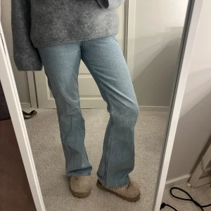 Ljusblå bootcut jeans - Midwaist ljusblå bootcut jeans ifrån Weekday, i bra skick! Jag är 168 och midjemåttet är och innerbenslängden är 💗