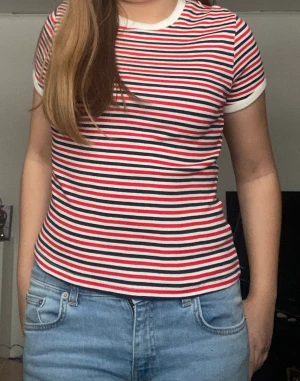 Randig t-shirt - En härlig randig tröja från H&M. Aldrig använd (utom när jag skulle ta denna bilden såklart)💗