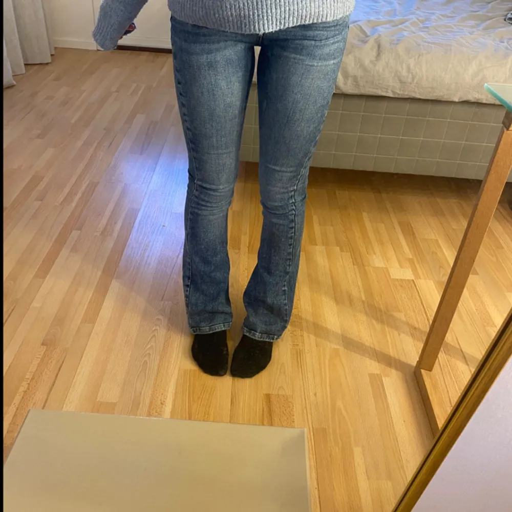 Lägger upp igen pga oseriös köpare, säljer pga att de är för små. Jättebra skick💙. Jeans & Byxor.