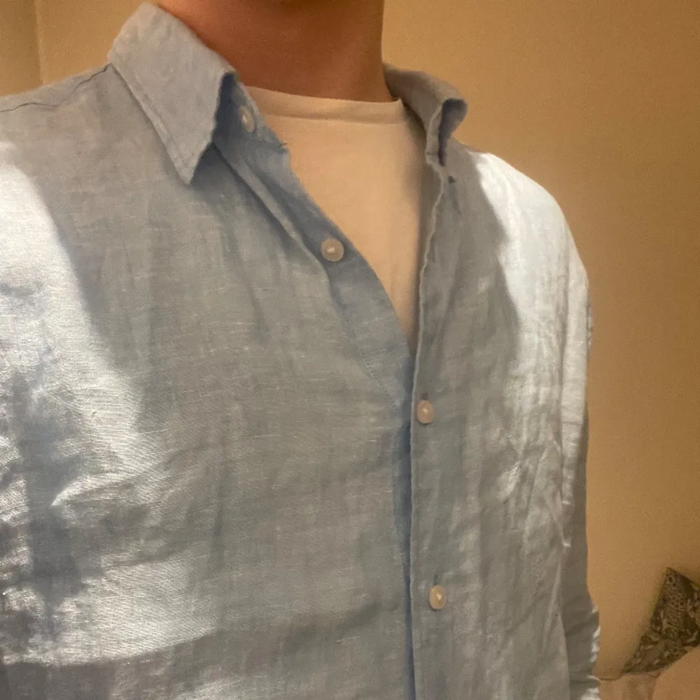 Snygg blå linneskjorta från uniqlo. 100% linne och vädligt skön. Storlek s/m, passar nån runt 180 grymt. Pris diskuterbart. Skjortor.