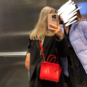 Röd väska - Säljer en av mina favorit väskor från zara. Sparsamt använd!🥰