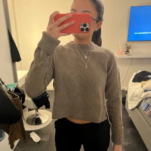 Stickad tröja - Säljer denna dina stickade tröjan från arket. Jätte fint skick. Frakt tillkommer!