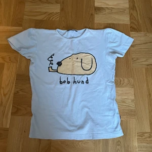 bob hund tröja - I bra skick och sitter fint! Kan mötas upp i centrala stockholm eller posta men då står du för frakten, skriv om du har nån fråga