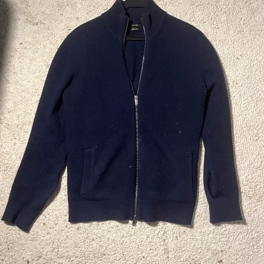 En fräsch massimo dutti tröja. Storlek M Inte använt mycket Skick 8/10 Köpt för 800. Hoodies.