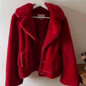 Jätte snygg röd pälsjacka. Är från NAKD, och säljer då den ej kommer till användning. Är i storlek 38 och säljer för 200kr.