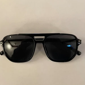 Solglasögon  - Riktigt soft solglasögon inför våren och sommaren. Glasögon finns i flera olika färger på linserna så kolla vilken färg som passar just dig🍾