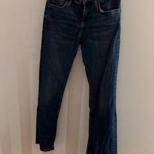 Säljer dessa Low waist jeans från zara i strl 36. Frakt tillkommer. Kan mötas upp i Stockholm.