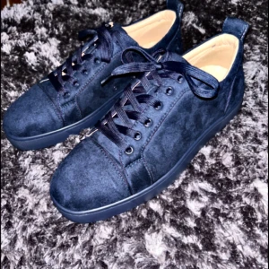 Christian Louboutins - Ett par riktigt fina mörkblå Christian Louboutin skor i storlek 42. De är i väldigt fint skick och är ej användna då de tyvärr inte passade mig, 10/10 skick, allt ingår i köpet! Ställ gärna frågor!