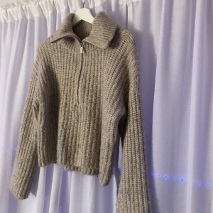 Stickad tröja med dragkedja  - Säljer den här stickade tröjan då jag inte tycker den passade mig så bra! Den är i bra skick och inte använd mycket alls. (Säljer mycket på plick väldigt billigt så min garderob e jätte full😅)