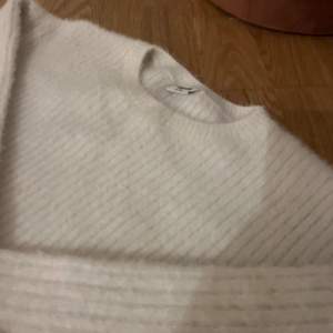  En stickad tröja från barnavdelningen på Kappahl! Hyfsat använd och den har en liten fläck (se på tredje bilden) men går säkert att tvätta. Pris kan diskuteras vid snabbt köp💕 tryck inte på köp nu!! köparen står för frakten🩷