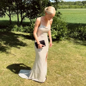 Balklänning - Säljer denna superfina balklänning! Köpt från Zalando men är helt slutsåld där. Den är i strl 34 men är stretchig. Skriv för fler bilder eller mått 💕