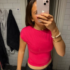 Röd topp med öppen rygg - Populär topp från Bikbok med öppen rygg💕 använd ental gånger