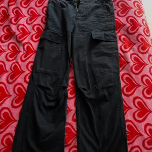 Blue Cargo Pants / Blåa Cargo jeans  - Säljer dem här jätte fina cargo pants, köpte från zara, har använt dem men fortfarande i bra skick. Passar inte min stil så jag säljer 
