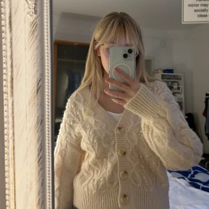 & other stories kofta - Säljer denna söta kofta från & other stories. I en benvit färg och lite croppad modell. I bra skick säljer för att den inte kommer till användning tyvärr.