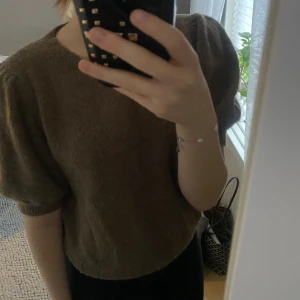 Kortärmad stickad tröja - Kontakta för fler frågor eller bilder.💗