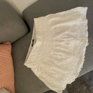 Vit kjol - Säljer denna jätte fina kjolen ifrån Gina tricot! Passar perfekt till sommaren, både som topp och kjol! Går inte att köpa längre, tveka inte att höra av dig vid frågor🫶🏼🫶🏼