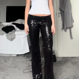 Lågmidjade paljettbyxor  - Helt slutsåld paljettbyxa!! Såå extremt snygga men blir tyvärr lite för små på mig när jag viker ner dom lågmidjat som på bild!💕säljer för billigare än originalpris även fast dom är slutsålda så passa på!