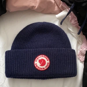 fjällräven mössa - så söt mössa, säljer då jag personligen inte gillar o ha på mig mössor men önska för dene så fin! andvänd två gånger och fick den i julas. inga defekter.