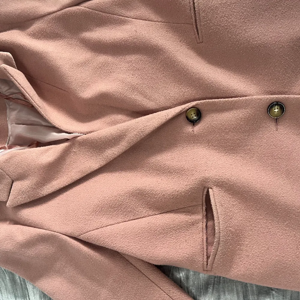 Säljer denna unika rosa kappa för 400kr. Väldigt fin och elegant till antingen vardagen eller till en utekväll. Knälång ungefär . Takit.